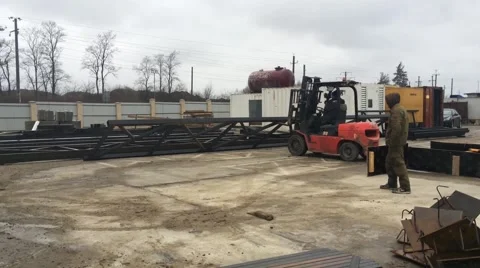 Forklift loading and unloading metal structures Video stock 48661122