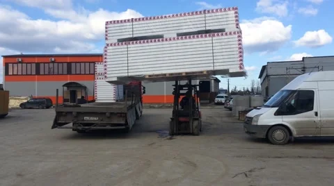 Forklift loading and unloading metal structures Vídeos de archivo 48869509