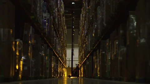 Forklift moves between rows in a warehouse 스톡 동영상 162918876