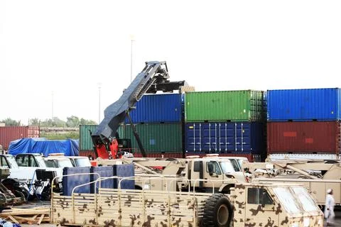 Forklift Picking up Container Stock-Fotos