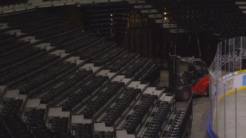 Forklift pushes retractable seating in modern multi-purpose ice hockey arena Vidéo 300989591