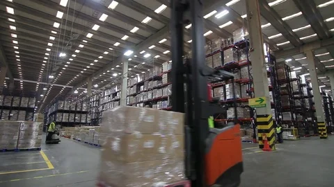 Forklift in storage warehouse Vídeos de archivo 77051534