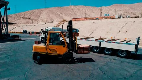 Forklift-type machinery in the process of loading copper mining plates for .. Foto stock