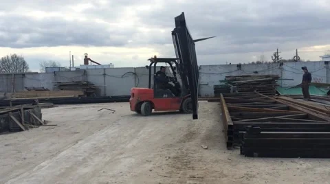 Forklift unloading metal structures Vídeos de archivo 48869474