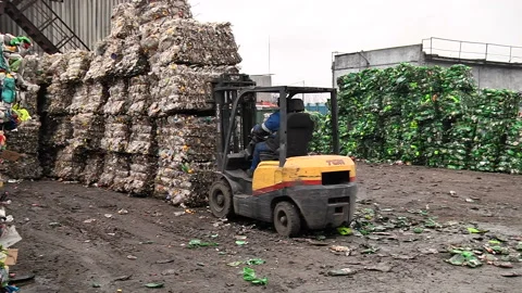 The forklift unloads the stack with extruded plastic bottles Stock-Footage 85622168