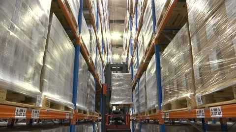 Forklift in the warehouse  going up Stockbeeldmateriaal 90747074