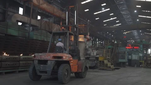 Forklift working in foundry 库存影片 135752197