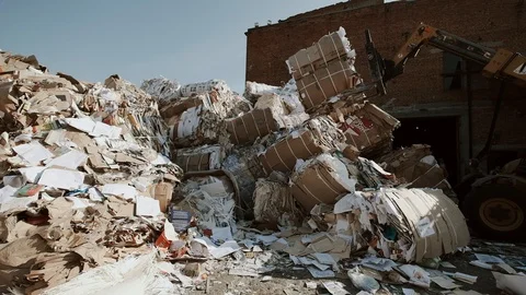 Forklift Working On A Paper Dump. Vidéo 101158882