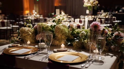 Formal luxury wedding table setting with gold plates and elaborate flowers 스톡 동영상 104819943