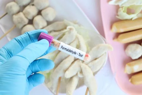 Formaldehyde test, food sample to analyze in the laboratory Stockfoto's