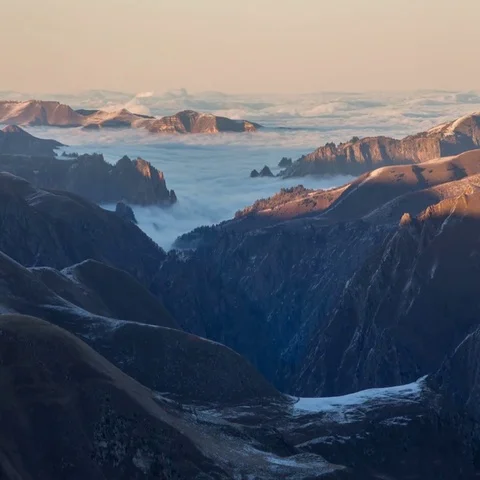 The formation and movement of clouds above the volcano Elbrus Video stock 69395029