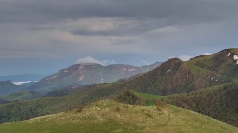 The formation and movement of clouds over the summer slopes of Bolshoy Thach Video stock 83493153