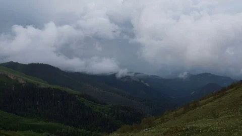The formation and movement of clouds over the summer slopes of Bolshoy Thach Video stock 83493361