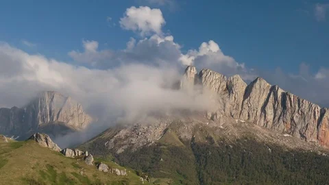 The formation and movement of clouds over the summer slopes of Bolshoy Thach Video stock 83493549