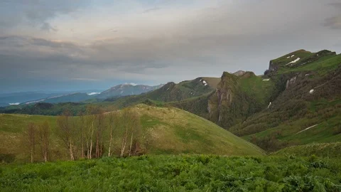 The formation and movement of clouds over the summer slopes of Bolshoy Thach Video stock 83594178
