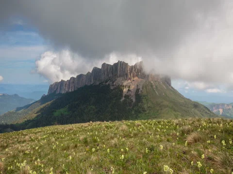The formation and movement of clouds over the summer slopes of Bolshoy Thach Video stock 83595114