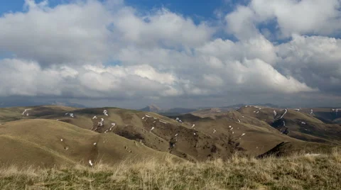 The formation and movements of clouds of the  mountains of Caucasus peaks. 動画素材 65212970