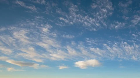 Formation and rapid movement of white clouds of different shapes Video stock 73605686