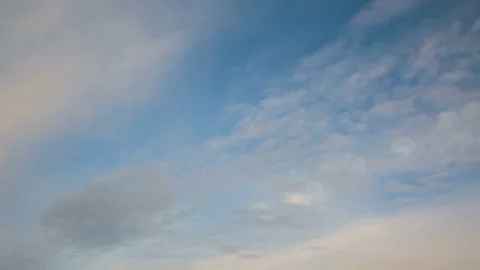 Formation and rapid movement of white clouds of different shapes Video stock 83663439