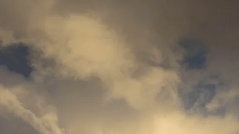 Formation and rapid movement of white clouds of different shapes Video stock 83673794