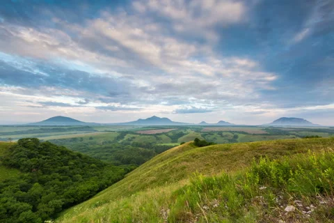 The formation of clouds over the mountains. Vídeo Stock 52688461