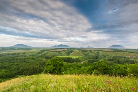The formation of clouds over the mountains. Vídeo Stock 52689762
