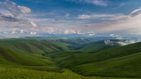 The formation of clouds over the mountains. Video stock 52691026