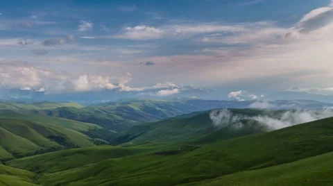 The formation of  clouds over the mountains. Vídeo Stock 52691275