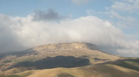 The formation  of clouds up to the slopes of the mountains of Caucasus Vidéo 66729760