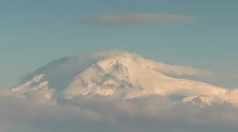 The formation  of clouds up to the slopes of the mountains of Caucasus Vídeos de archivo 66747612