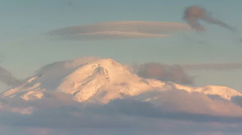 The formation  of clouds up to the slopes of the mountains of Caucasus Vidéo 66747891