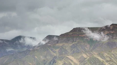 The formation of clouds up to the slopes of the mountains of Caucasus Vídeo Stock 66764868