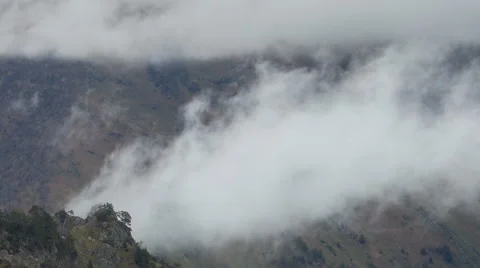 The formation  of clouds up to the slopes of the mountains of Caucasus Vidéo 66765003