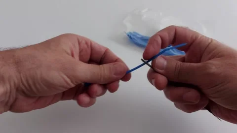 Formation a Plastic Noose Cable Tie Close-Up Video stock 309912567