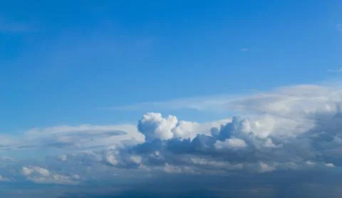 Formation of rain cumulus clouds in the blue sky Foto stock