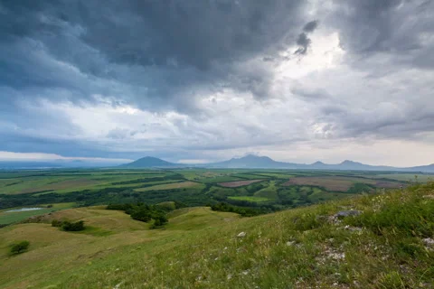 The formation of storm clouds over the mountains. Vídeo Stock 52687325