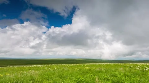 The formation of storm clouds over the mountains. Vídeo Stock 52689032