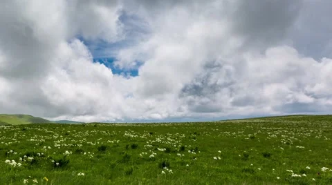 The formation of storm clouds over the mountains. Видео 52690537