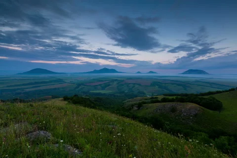 The formation of storm clouds over the mountains. Vídeo Stock 52692047