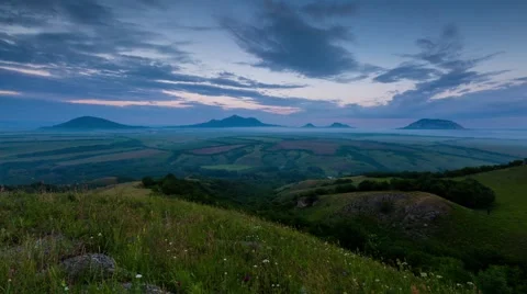 The formation of storm clouds over the mountains. Vidéo 52692106