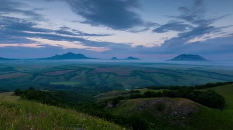 The formation of storm clouds over the mountains. Vídeo Stock 52692151