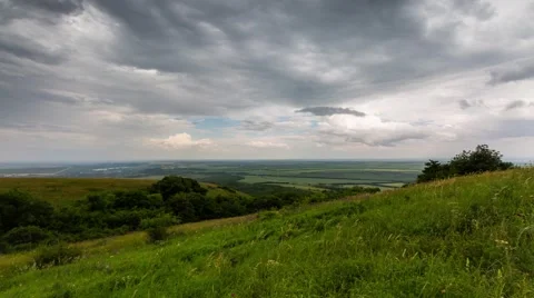 The formation of storm clouds over the mountains. Vidéo 52692458