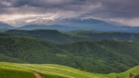 The formation of storm clouds over the mountains. Vídeo Stock 52771689