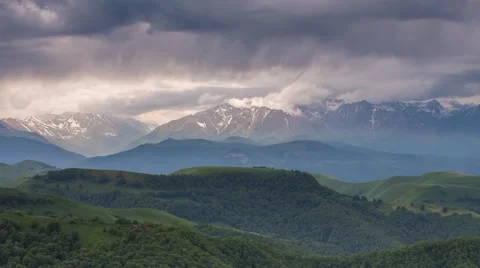 The formation of storm clouds over the mountains. Vídeo Stock 52771773