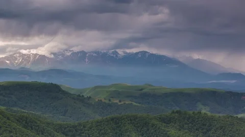 The formation of storm clouds over the mountains. Vídeo Stock 52771873