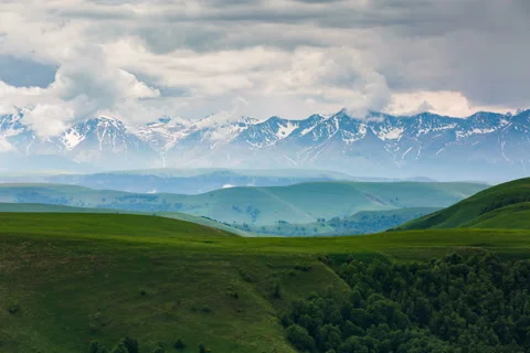 The formation of storm clouds over the mountains. Vidéo 52772362