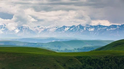 The formation of storm clouds over the mountains. Vídeo Stock 52772384