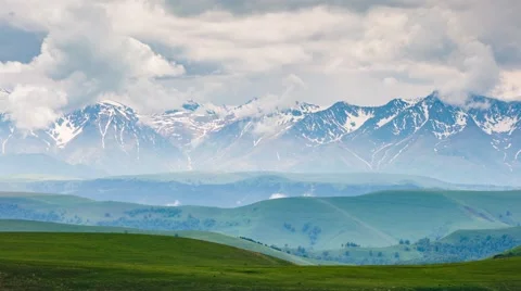 The formation of storm clouds over the mountains. Vídeo Stock 52772408