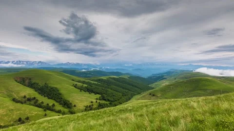 The formation of storm clouds over the mountains. Video stock 52773076