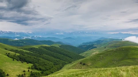 The formation of storm clouds over the mountains. Vidéo 52773185